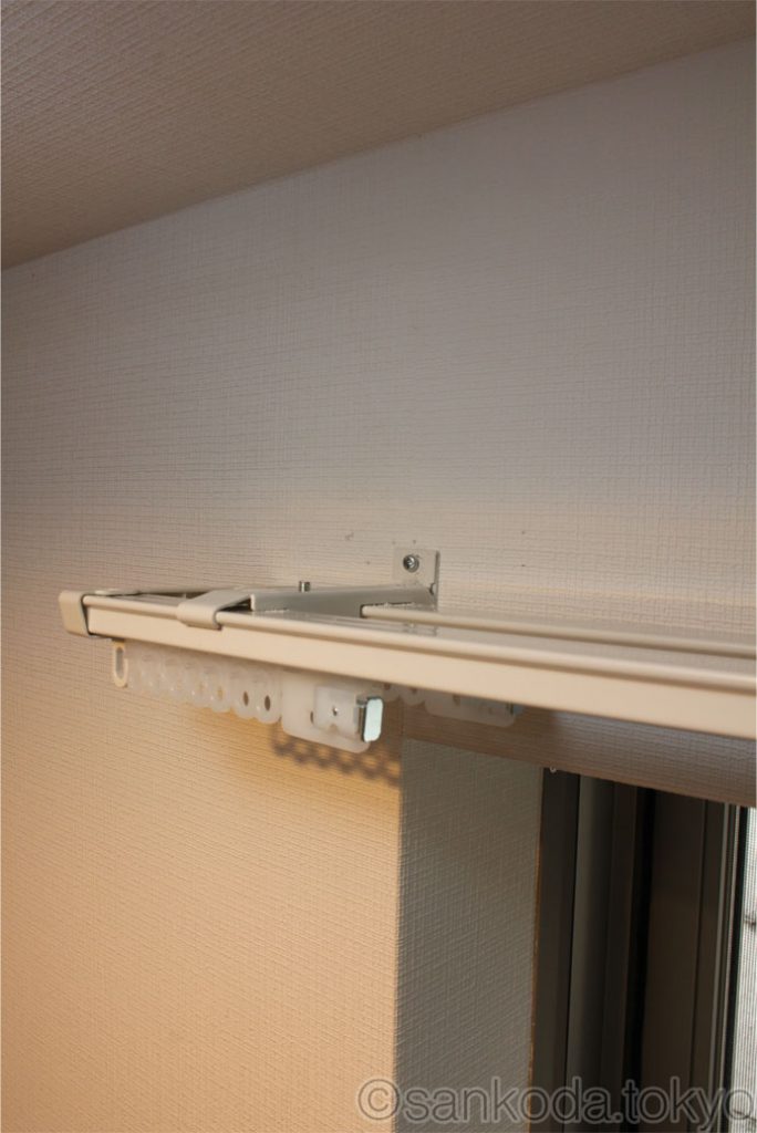 新築戸建にカーテンレールを取り付けた!石膏ボードの壁に自分で付ける際の注意点とは? さんこだ 新築戸建にカーテンレールを取り付けた!石膏ボードの壁に自分で付ける際の注意点とは? さんこだ
